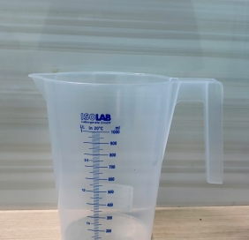 Ca nhựa có quai 1000mL,  kẻ vạch xanh -Isolab