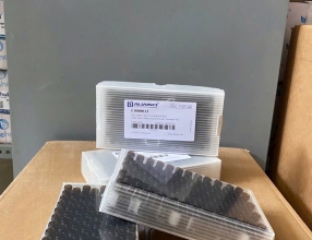 C0000013 (ALWSCI/ LABFIL) Chai thủy tinh vial nâu 2ml có chia vạch tới 1.5ml ,12x32mm, đáy bằng có label, ( dùng nắp vặn 9-425). Hộp 100 cái