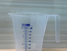 Ca nhựa có quai 1000mL,  kẻ vạch xanh -Isolab