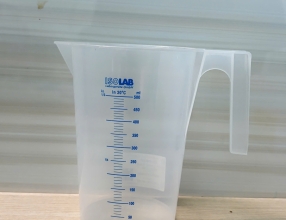 Ca nhựa có quai 500ml, kẻ vạch xanh